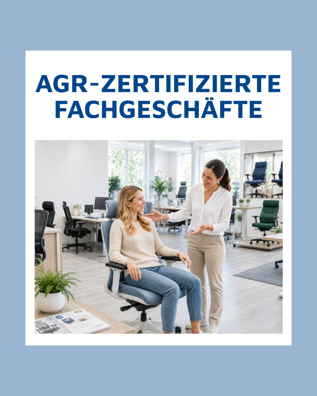 Zwei Frauen testen gemeinsam einen Bürostuhl in einem Ausstellungsraum mit ergonomischen Sitzmöbeln im Hintergrund.